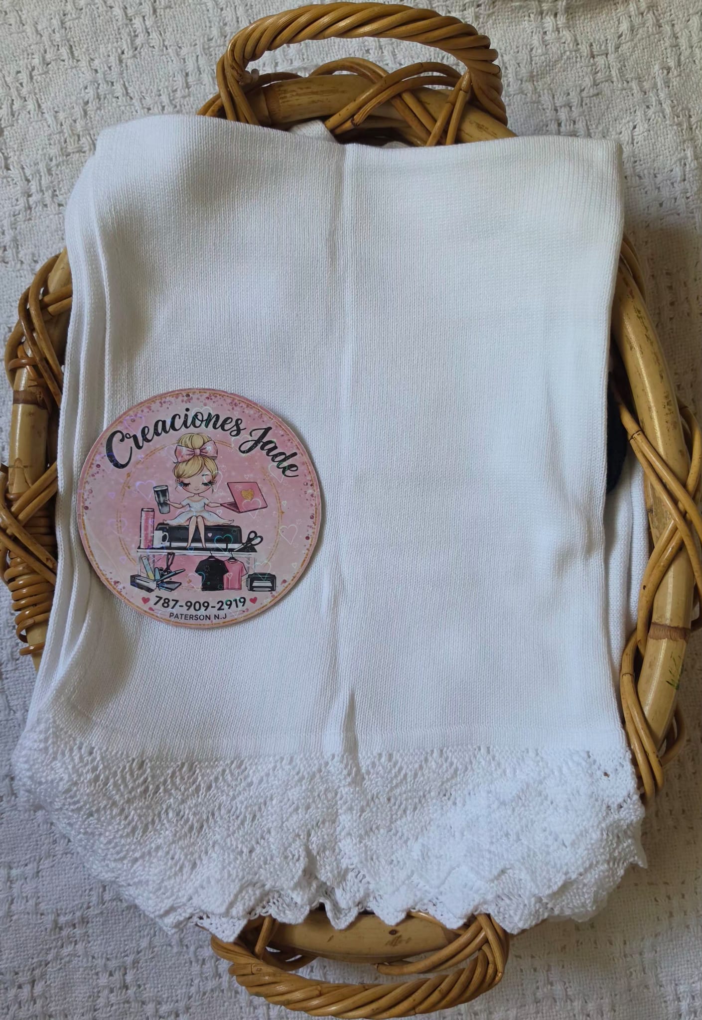 Delicate Lace-Trim Knit Baby Blanket ✨🧸